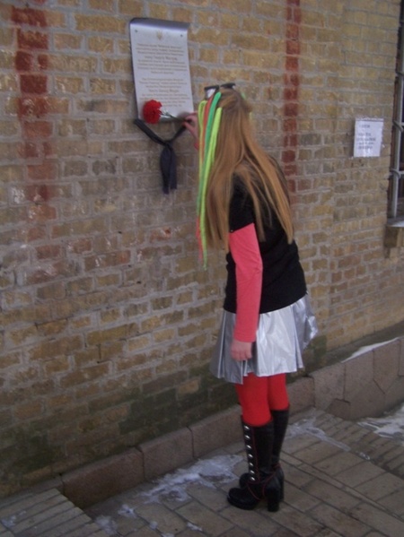 Знайшли червоненьку квіточку.