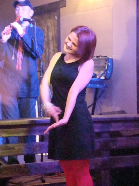 Власниця заробленого співом диску :)