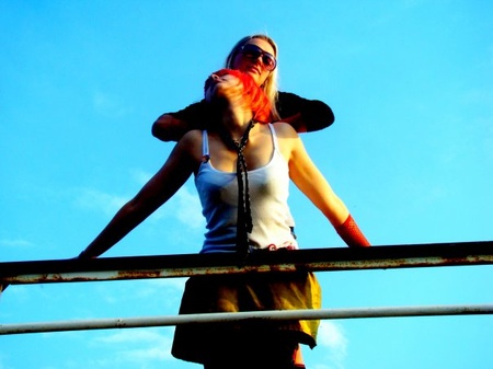 Це ще один епізод із гри в "Титаник". Правда, в кадр не помістилися поні, які бігають над нашими гол