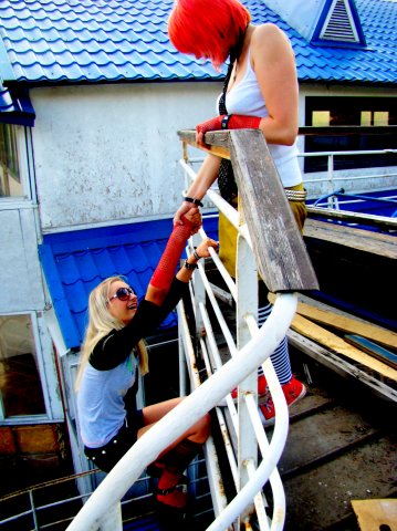 Ми живемо дуже дружно. Якщо комусь щось не подобається, його просто викидають за борт...