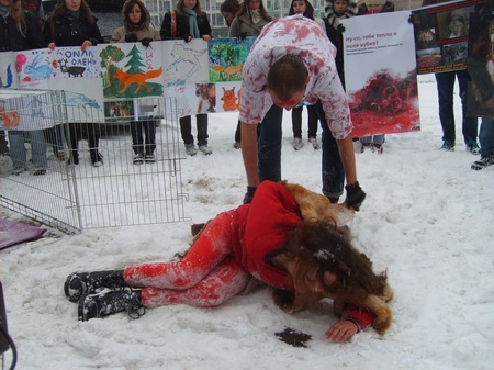 "М'ясник" знімає шкуру з "тварини"