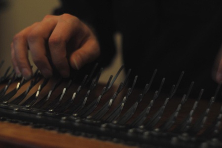 Гра на аррай мбіра