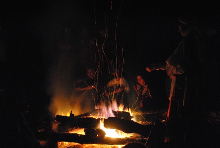 Біля багаття